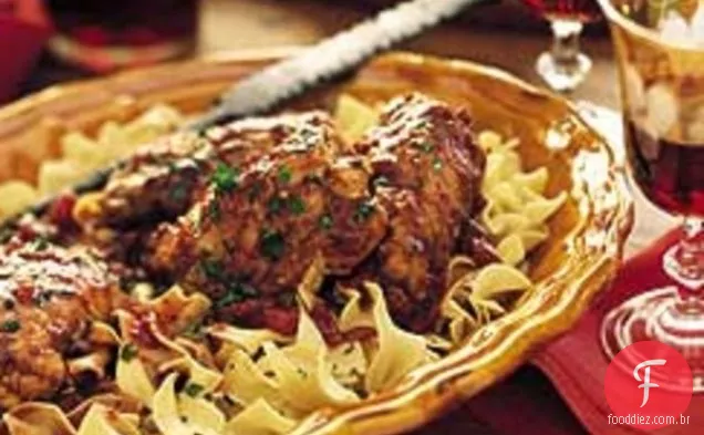 Coxas de frango recheadas Chianti-refogadas em macarrão de ovo