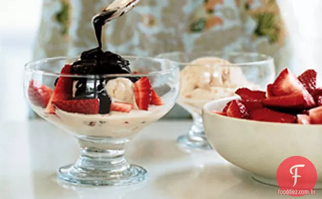 Sorvete Dulce De Leche com morangos frescos e molho de Chocolate mexicano