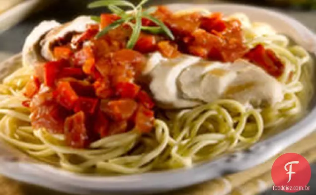 Fettuccine de frango com molho de pimenta vermelha assada
