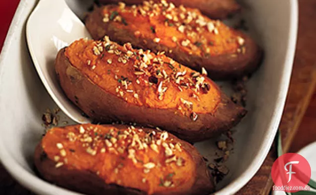 Batatas doces assadas duas vezes com sálvia e nozes