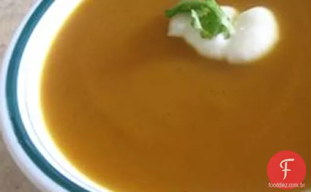 Sopa de batata doce e cenoura com cardamomo