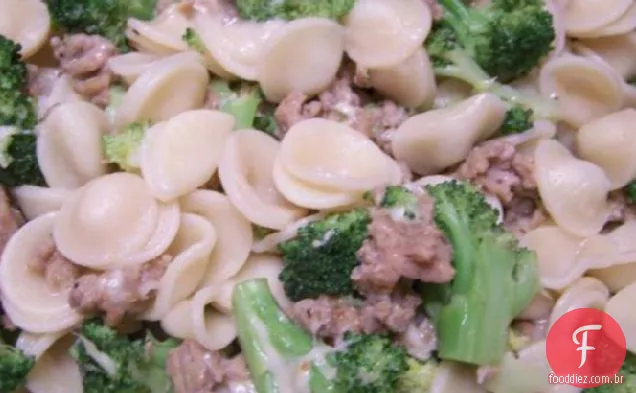 Brócolis, salsicha e macarrão orelhas