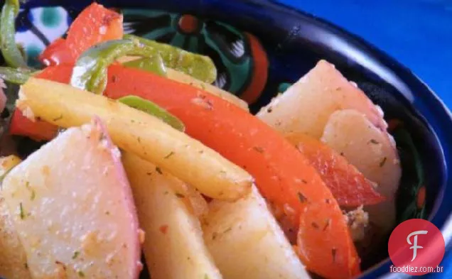 Batatas de bebê e pimentão em tomate-manteiga de endro
