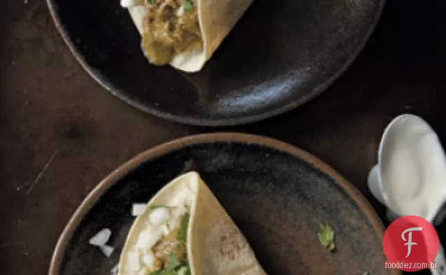 Tacos com carne de porco em molho verde (tacos de cerdo en salsa verde)
