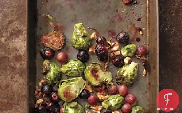 Couves De Bruxelas Assadas E Uvas Com Nozes