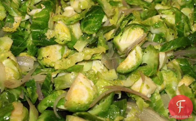 Sherry-chalota quente couves de Bruxelas Slaw