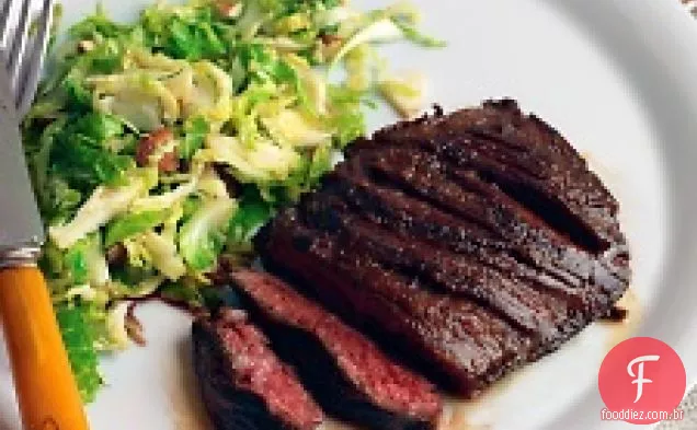 Bife Grelhado Com Couves De Bruxelas E Amêndoas
