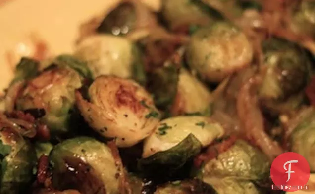 Couve De Bruxelas Assada Com Cebola Caramelizada E Bacon