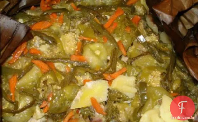Frango cozido lento com Tomatilos, batatas, Jalapenos e Fre
