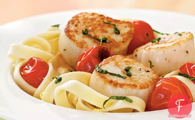 Vieiras grelhadas com tomates assados