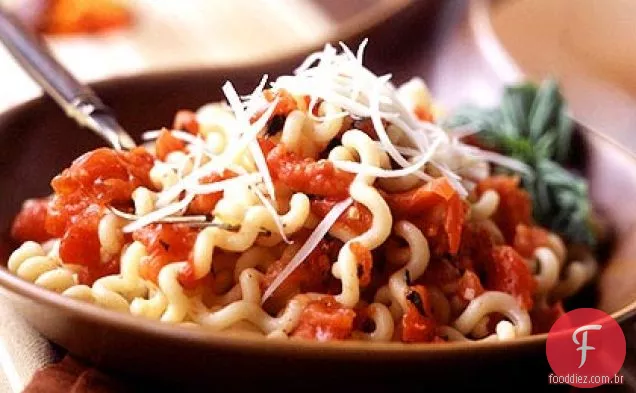 Fusilli com molho de tomate assado