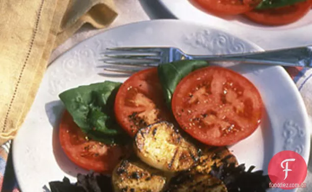 Salada de tomate e batata com manjericão
