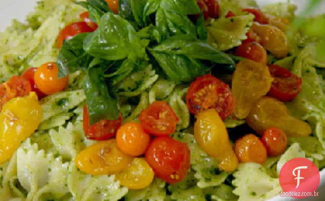 Farfalle com tomate e queijo Feta