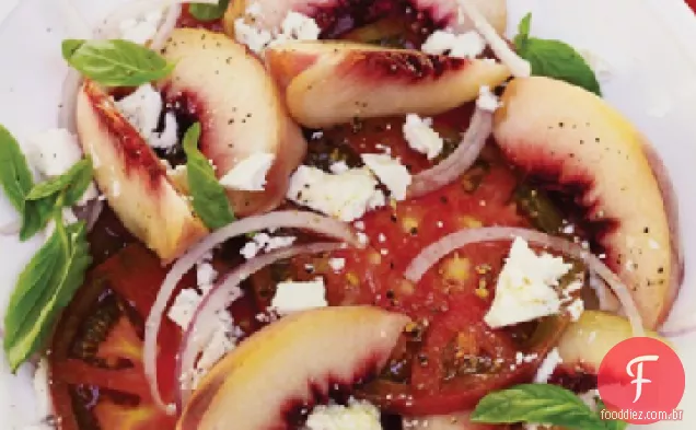 Tomate da herança, pêssego branco e salada Salata de ricota