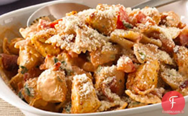 Massa cremosa de frango, Bacon e tomate