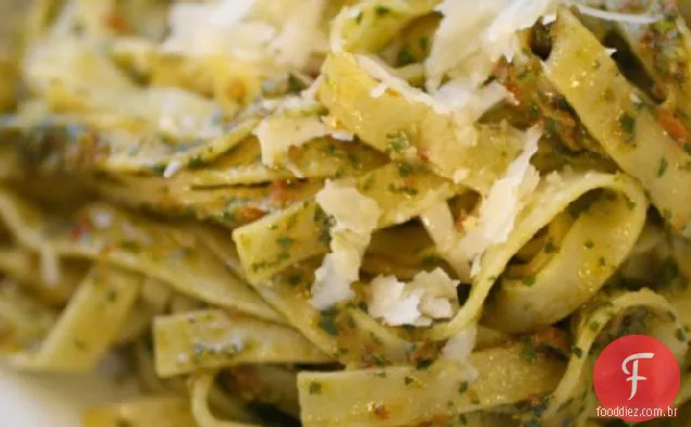 Tagliatelle com vermelho Provençal Pistou