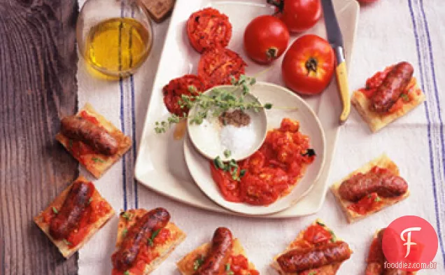 Salsichas italianas grelhadas e tomates em Focaccia