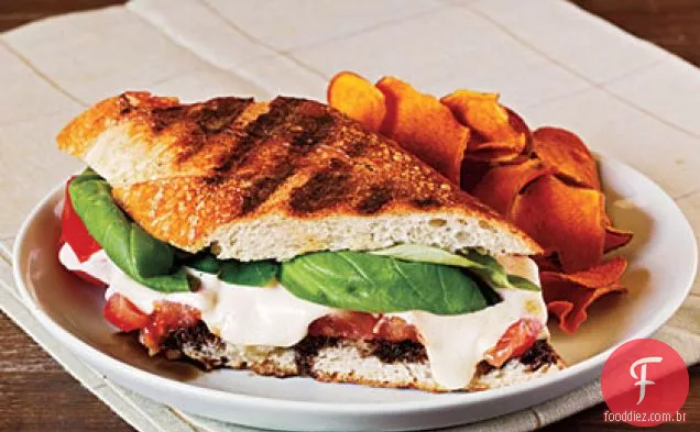 Tomate de Verão, mussarela e manjericão Panini com xarope balsâmico