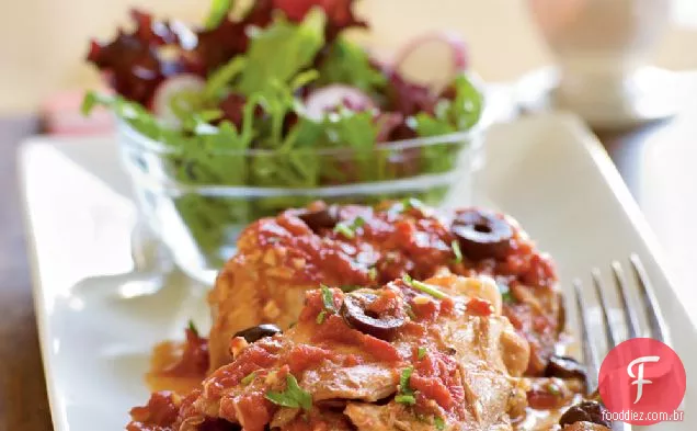Coxas de frango com azeitonas e molho de tomate
