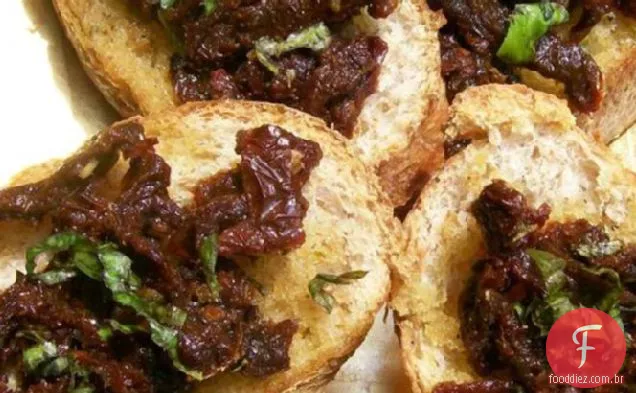 Tomate seco ao sol e manjericão Crostini