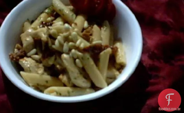 Penne com frango, tomates secos ao sol e pinhões
