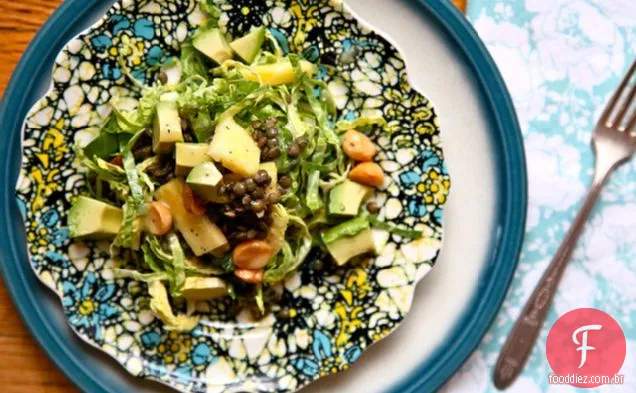 Salada raspada do broto de Bruxelas com vinagrete da semente da papoula do abacaxi