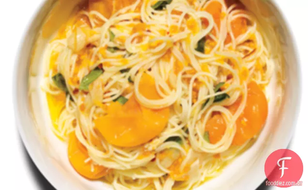 Macarrão com tomates dourados do sol