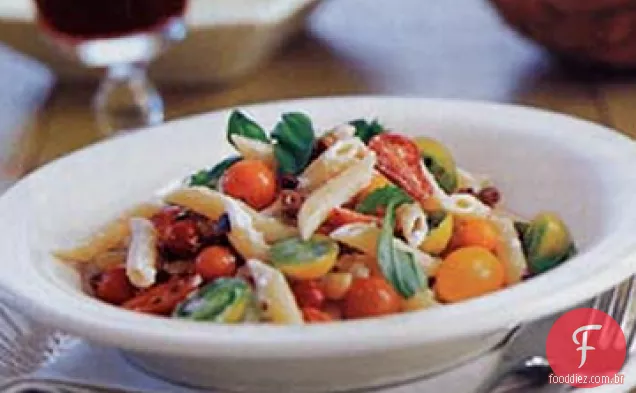 Macarrão com tomate e queijo de cabra