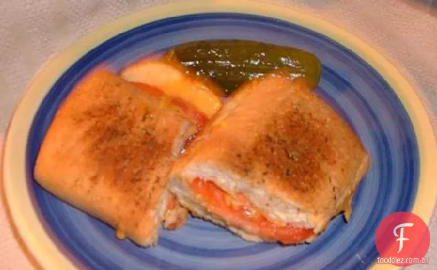 Queijo grelhado com alho crocante e Sanduíche de tomate
