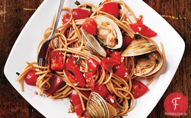 Macarrão com molho de tomate fresco e amêijoas