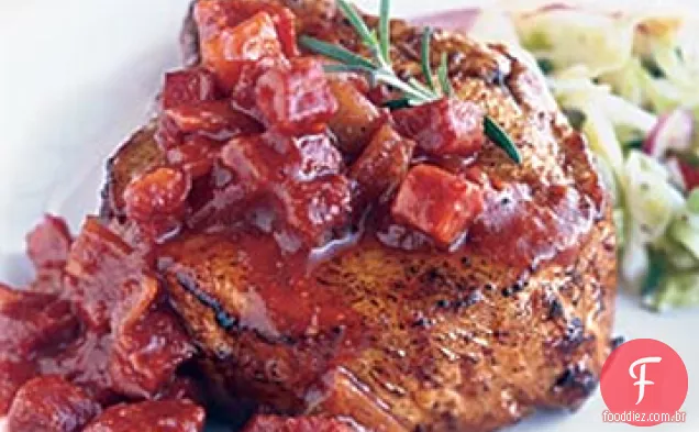 Costeletas de porco grelhadas com molho robusto de churrasco Andouille