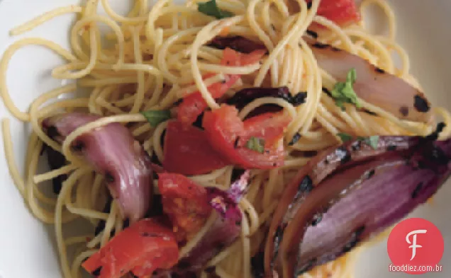Espaguete com tomate esfumaçado e cebola