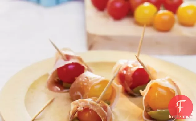 Tomates cereja embrulhados em Prosciutto com azeitonas
