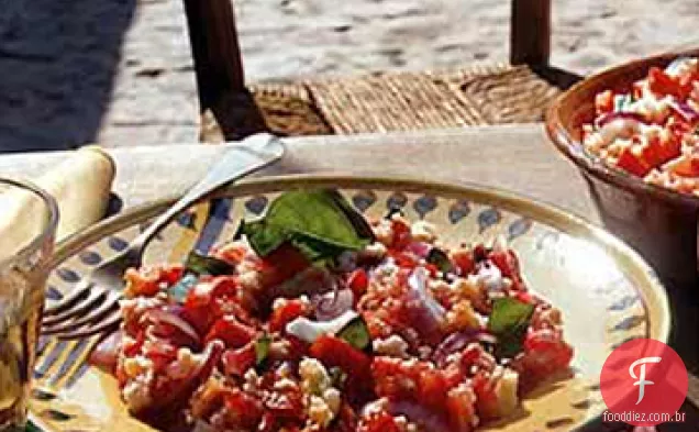 Salada de tomate e pão com cebola roxa