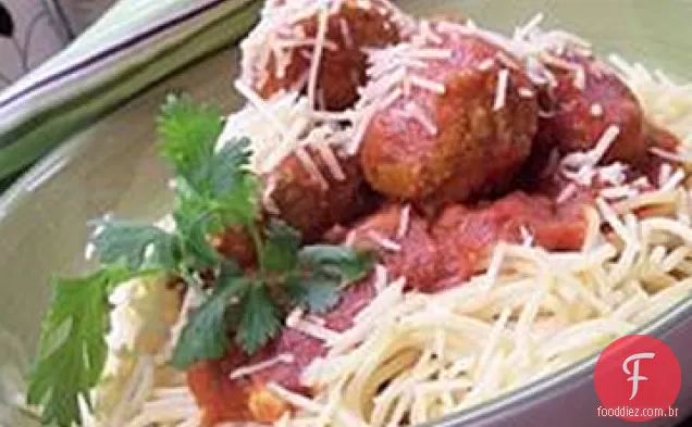 Almôndegas de frango e espaguete