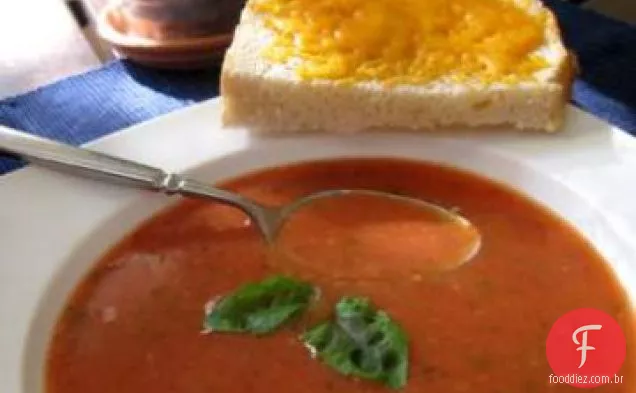 Sopa caseira de tomate e manjericão com torradas de queijo