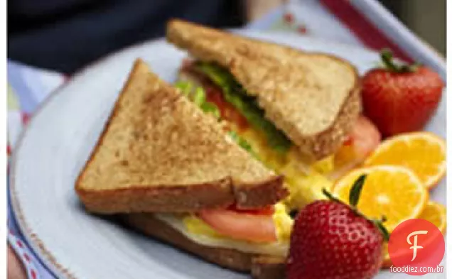 Ovos Mexidos, tomate, mussarela e Sanduíche De Manjericão