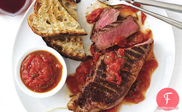 Bifes grelhados de Nova York com molho San Marzano