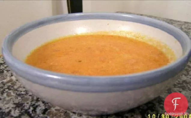 Creme de sopa de tomate em estilo restaurante