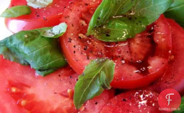 Tomates com manjericão fresco e balsâmico envelhecido