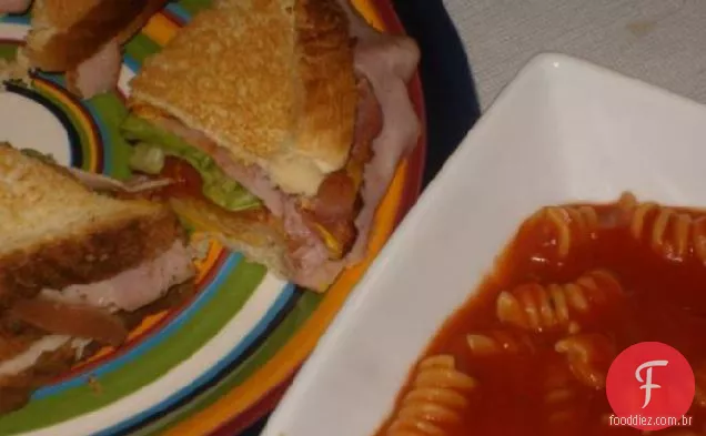 Sopa de tomate e macarrão