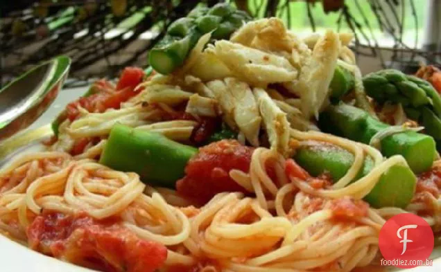 Spaghettini Com Caranguejo, Aspargos E Tomates Secos Ao Sol