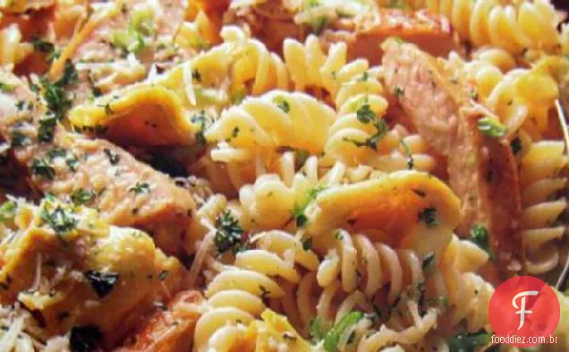 Salada De Macarrão De Frango Grelhado Com Corações De Alcachofra