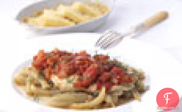 Robalo e molho de tomate picante sobre Erva-Doce assada