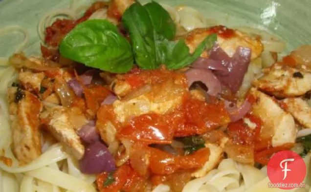Macarrão com frango e tomate seco ao sol