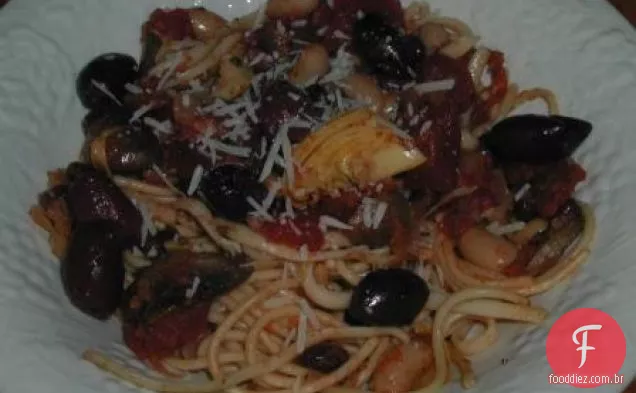 Macarrão com feijão, alcachofras e azeitonas