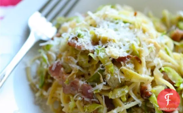 Espaguete Com Bacon, Couves De Bruxelas E Alcachofras