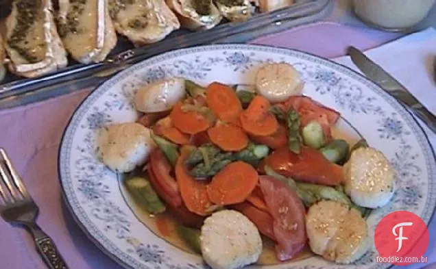 Vieiras Caramelizadas Em Espargos Quentes E Salada De Tomate