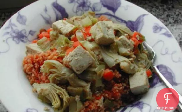Tofu salgado e legumes sobre Cuscuz de tomate