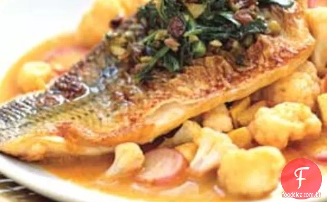 Robalo listrado com vegetais de açafrão e Rabe de brócolis temperado